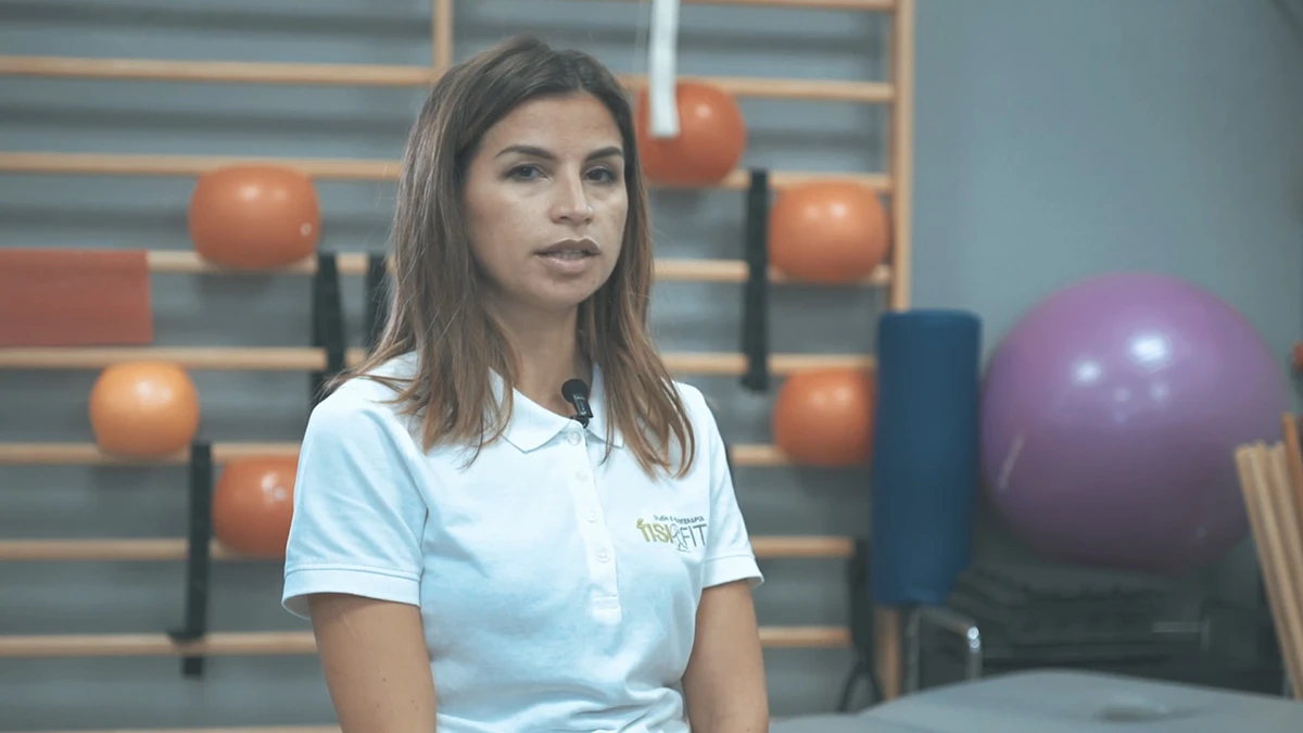 Professional videomaker discussing certified fitness techniques in a compliant training environment.