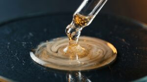 Analisi di fluidi cosmetici in laboratorio, con focus su tecniche di video produzione per presentazioni professionali.